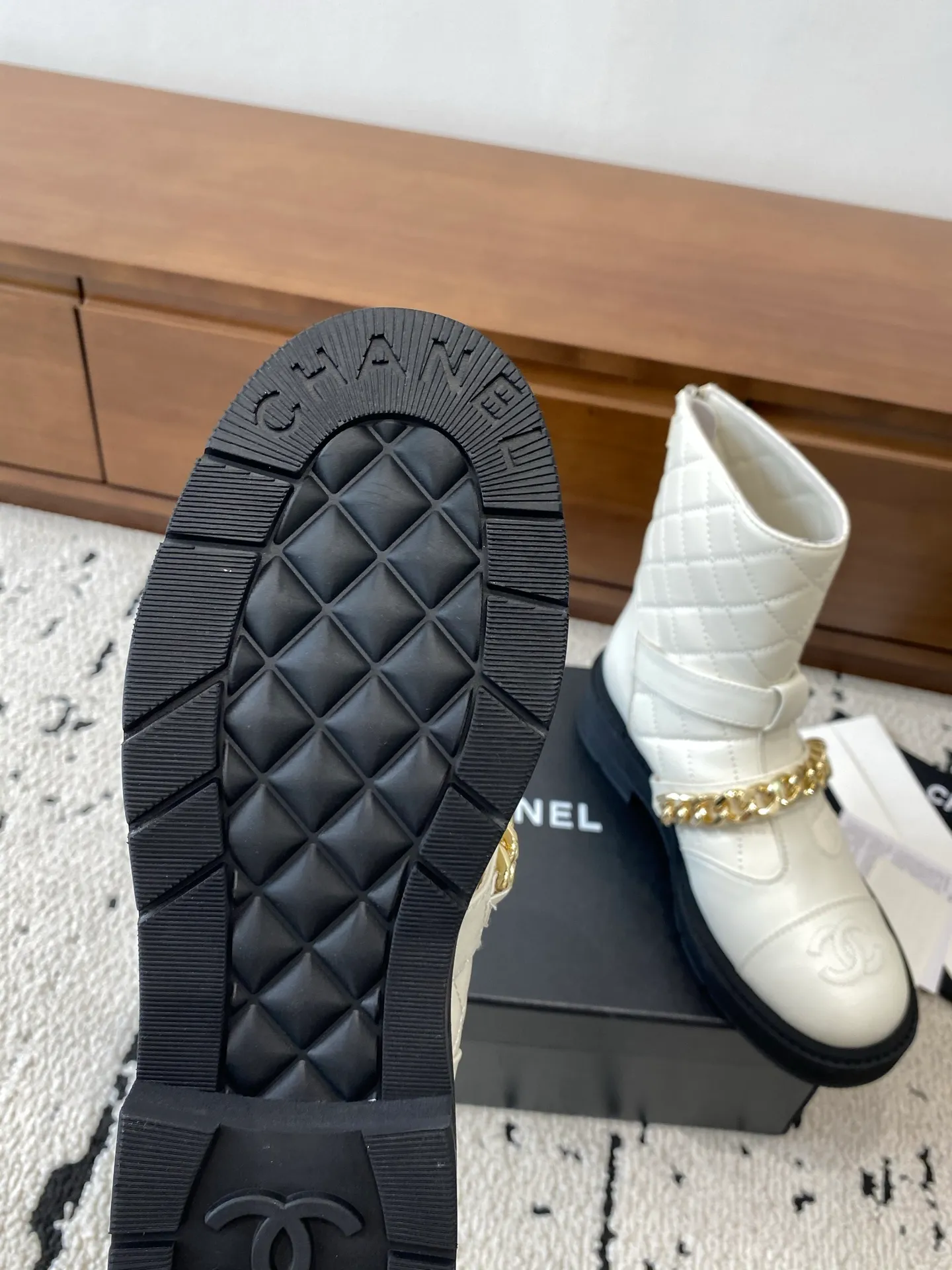 👟👟Ex-factory price 700👟👟 High version🍀 CHANEL 2025s autumn and winter series short boots, made of imported cowhide, with an additional height of 5cm to show leg length. Chanel's classic rhombus is used on the boot shaft, which Xiao Meimei particularly likes. This is Chanel's most popular style this autumn and winter. In addition, the entire boot shaft is equipped with a classic chain and school bag buckle. It is made of full-grain cowhide and uses a rear zipper. It is easy to put on the foot and super comfortable. It is a must-have for this autumn and winter. 🔴 Upper material: imported cowhide leather with anti-rust metal chain ❤︎ Consistently authentic ❤︎ Outsole: original Italian anti-slip rubber outsole Number of yards: 35-40 (40 is custom-made, non-refundable and non-exchangeable) Buy now 👉 Buy now 👉 Buy now 👉 Buy now 👉 Buy now 👉 Buy now 👉 Buy now 👉 Buy now 👉 Buy now 👉 Buy now 👉